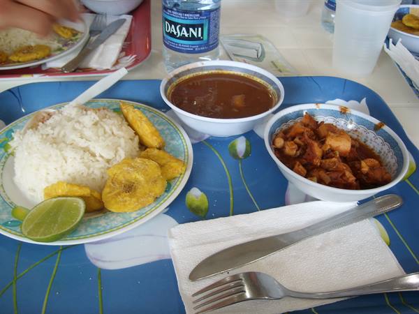 Pranzo dominicano in un quartiere non turistico