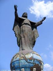 la statua di Cristo Rei che domina l' ingresso della baia di Dili