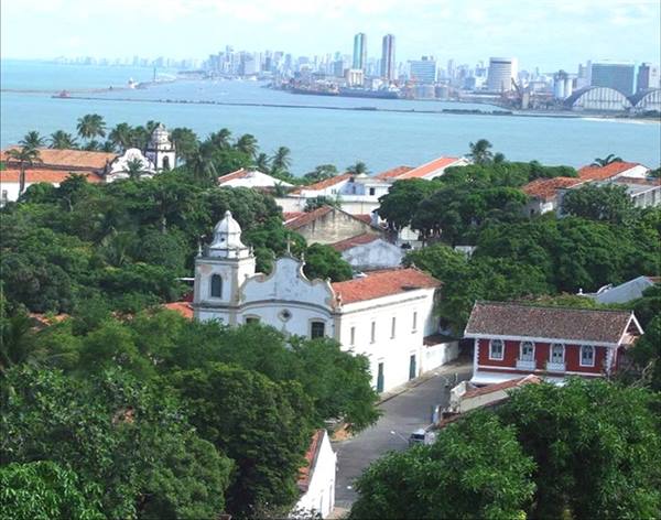 Olinda, antica capitale del Pernambuco, sullo sfondo Recife l' odierna capitale