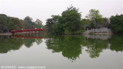 Hanoi, ponte sul lago Kiem
