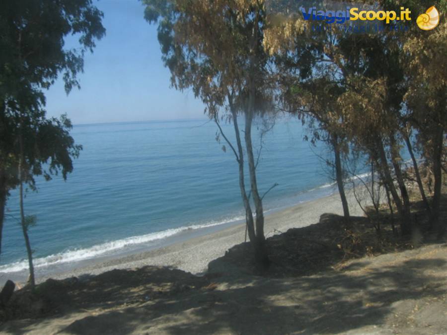 la ferrovia spesso è quasi sulla spiaggia......