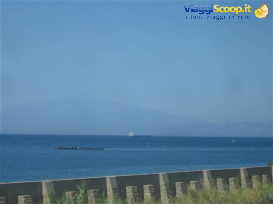 come una suggestione onirica inizia ad apparire l'Etna...