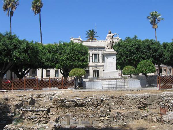 davanti al Palazzo del Governo si scava nella memoria...