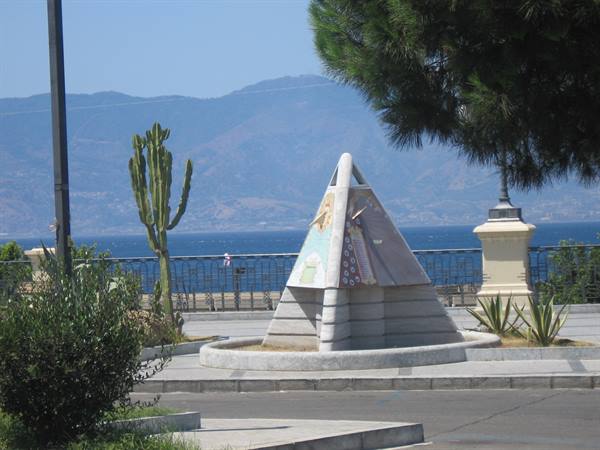 sul lungomare diverse statue abbelliscono il panorama verso la Sicilia