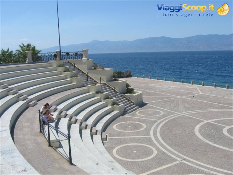 un'altra piazza del lungomare