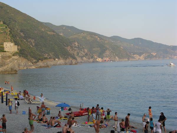 spiaggia di Monterosso con vista su Vernazza, Corniglia e Manarola