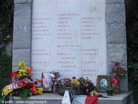 Lapide del Grande Torino in memoria delle vittime della Tragedia di Superga del 4 Maggio 1949