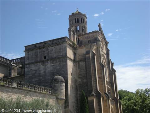 Uzes