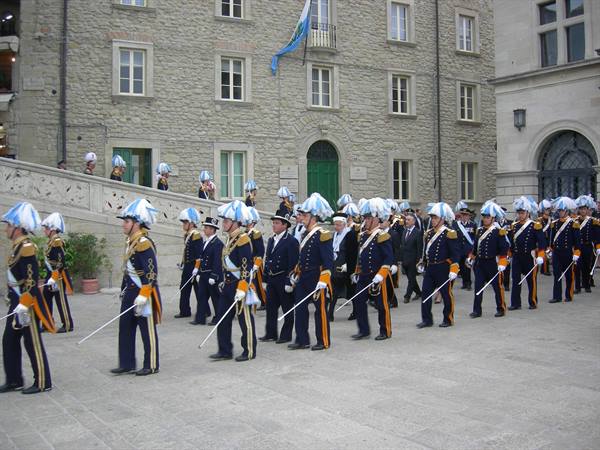 schieramento dei corpi militari sulla piazza della libertà (corpus domini)