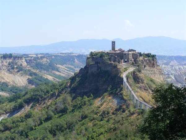 CIVITA DI BAGNOREGIO: LA CITTA' CHE MUORE