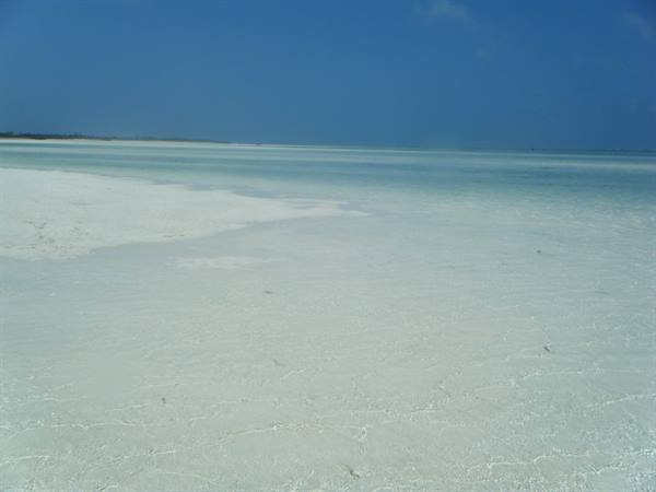 atolli davanti alla spiaggia