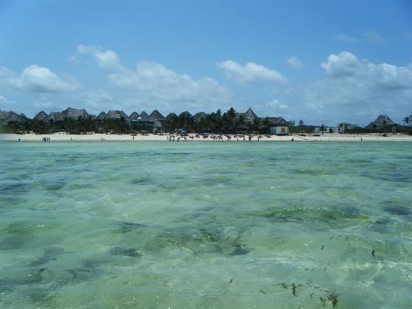 eden village visto dal mare in alta marea