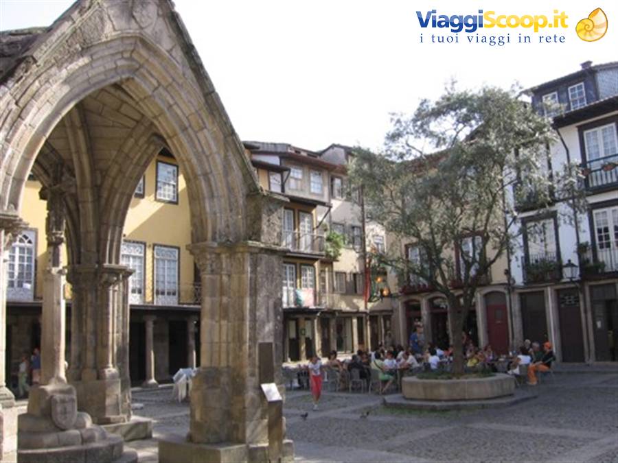 Guimaraes: Praca de Santiago