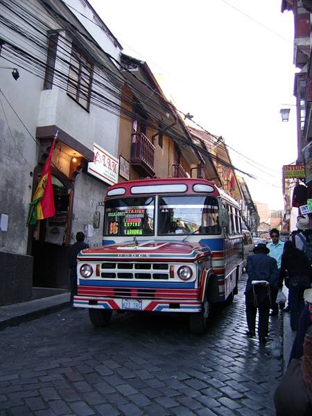 autobus colorato tra i vicoli della città vecchia
