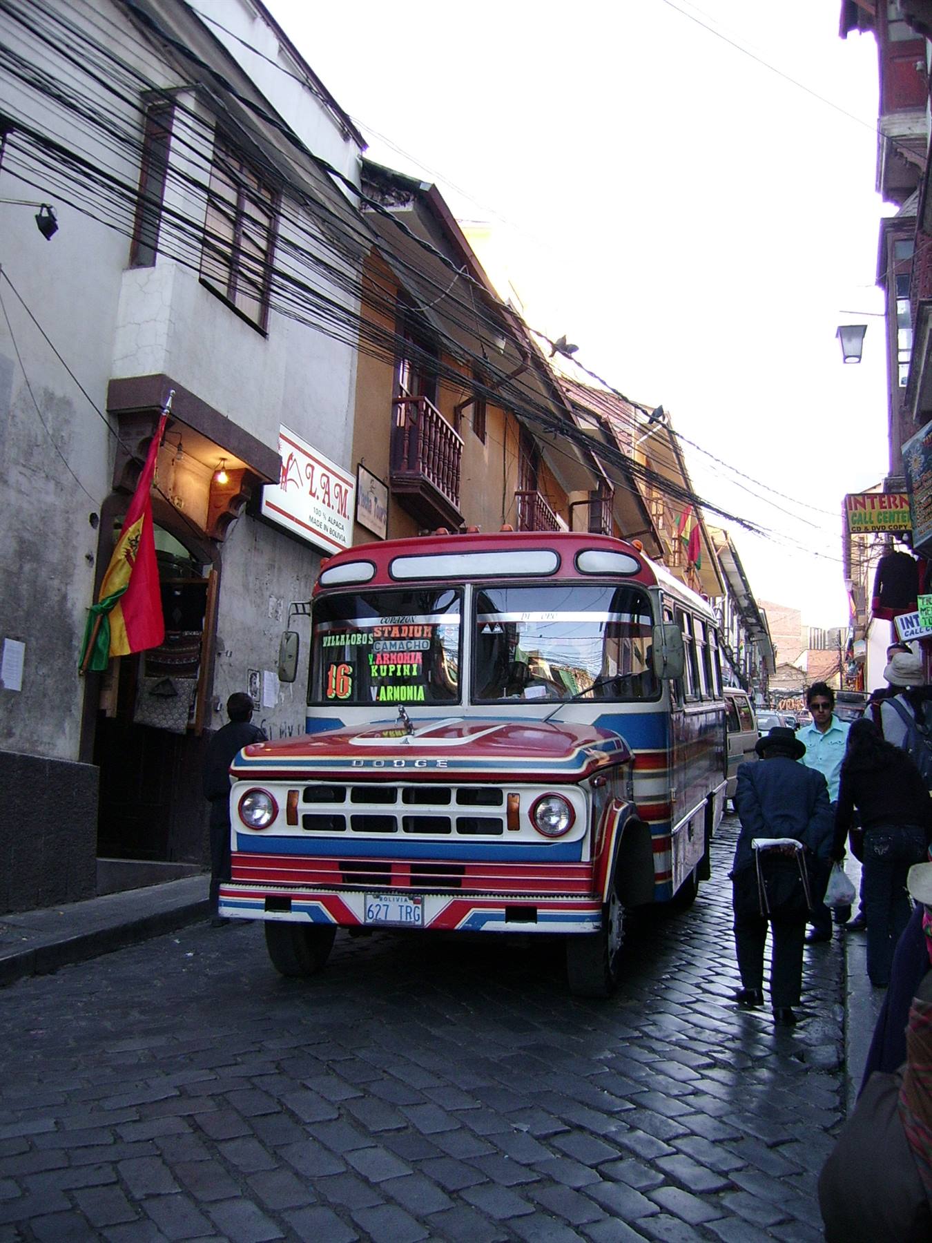 autobus colorato tra i vicoli della città vecchia
