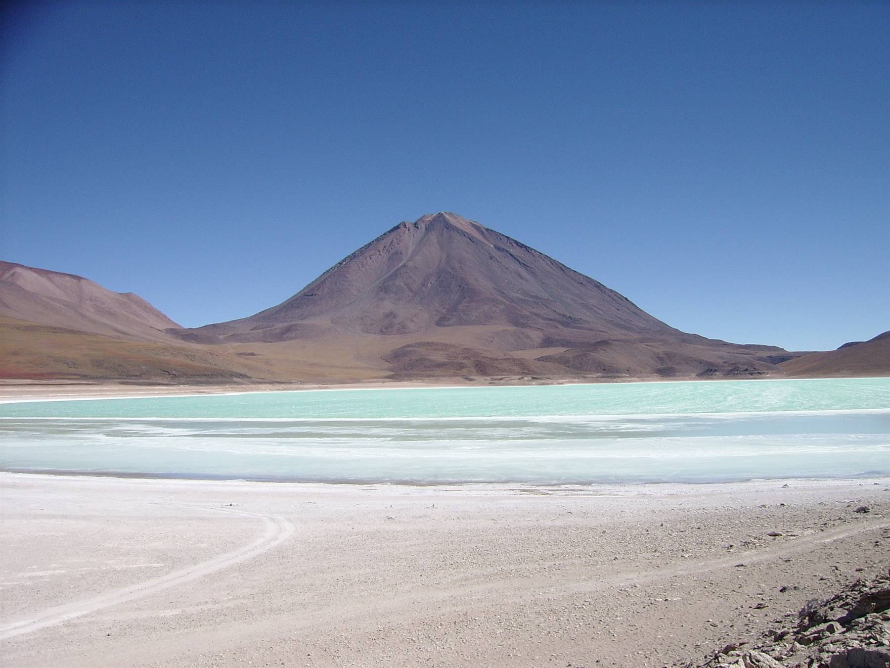 Laguna Verde con il vulcano Licancabur