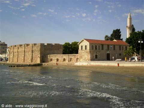 Il forte e la moschea di Larnaca