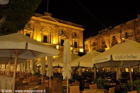 Republic Square di notte