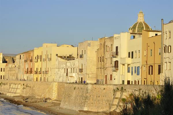 Le mura e i bastioni di Trapani al tramonto