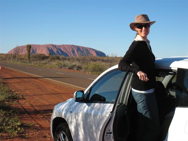 Uluru dalla strada verso Kata Tjuta