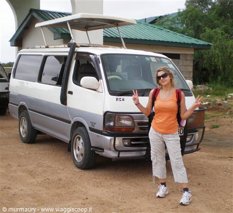 Tsavo Est - inizio del safari...il pulmino di Ambrogio!