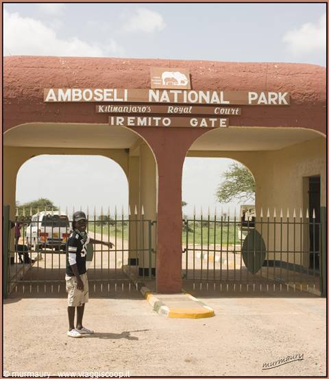 Tony Manero all'ingresso di Amboseli