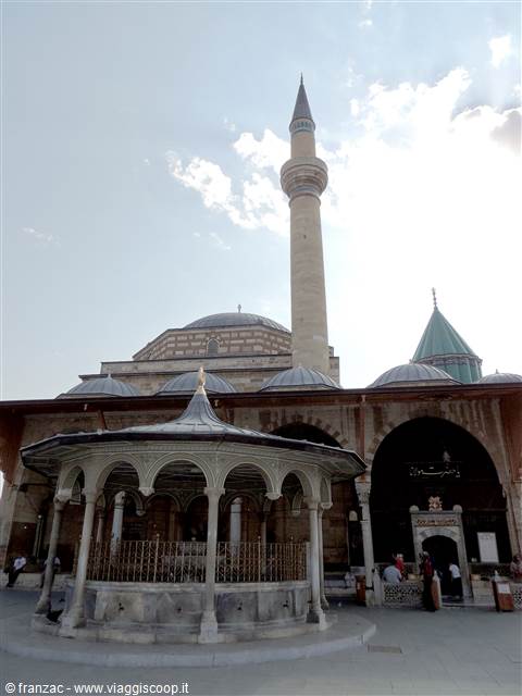 Konya - Il mausoleo di Mevlana - La Moschea