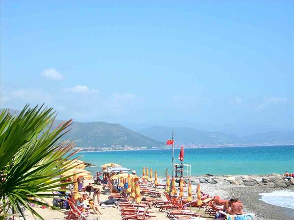 Veduta della spiaggia di Albenga