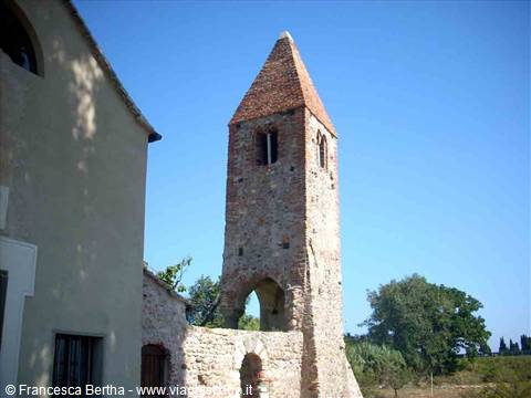 L'antico campanile della chiesa di San Pietro in Carpignano