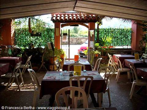 Nel dehor della Trattoria La Pergola di Quiliano