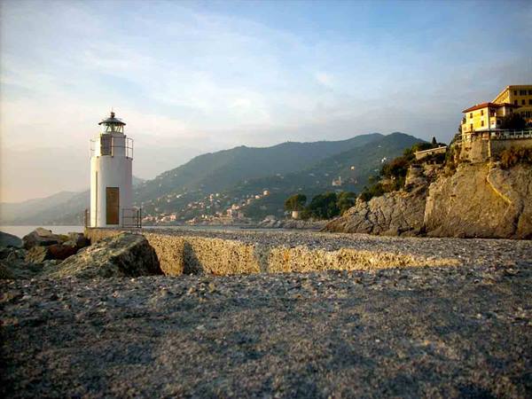 Un faro al tramonto