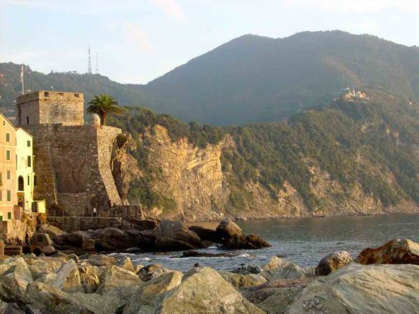 Veduta del golfo con il Castello della Dragonara