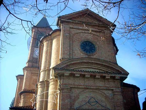 La chiesa parrocchiale nella frazione Serravalle d'Asti