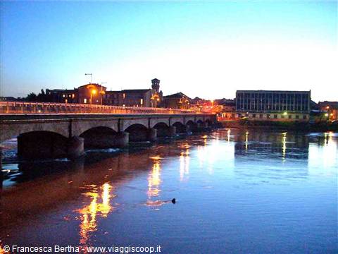 Veduta serale del ponte sull'Adda