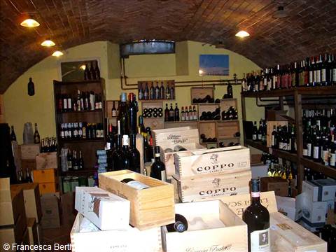 La fornitissima cantina dell'Enoteca Caffè Roma