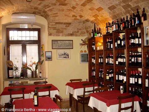 Nella calorosa sala dell'Enoteca Caffè Roma