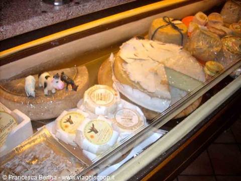 Gustosi formaggi presso l'Enoteca Caffè Roma