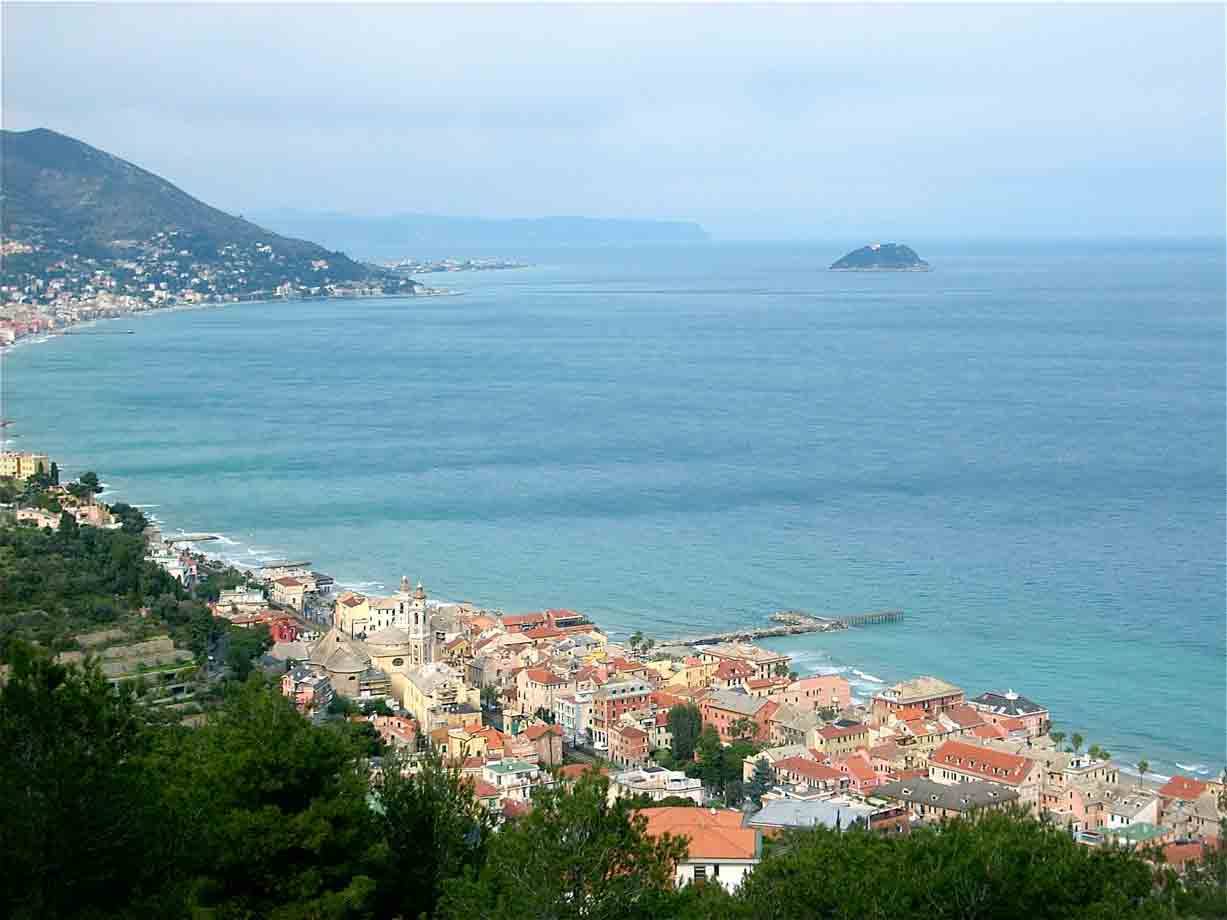 Veduta sull'Isola Gallinara dalla frazione Colla Micheri