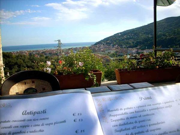 Veduta sul mare dai terrazzi del Ristorante Casa del Priore
