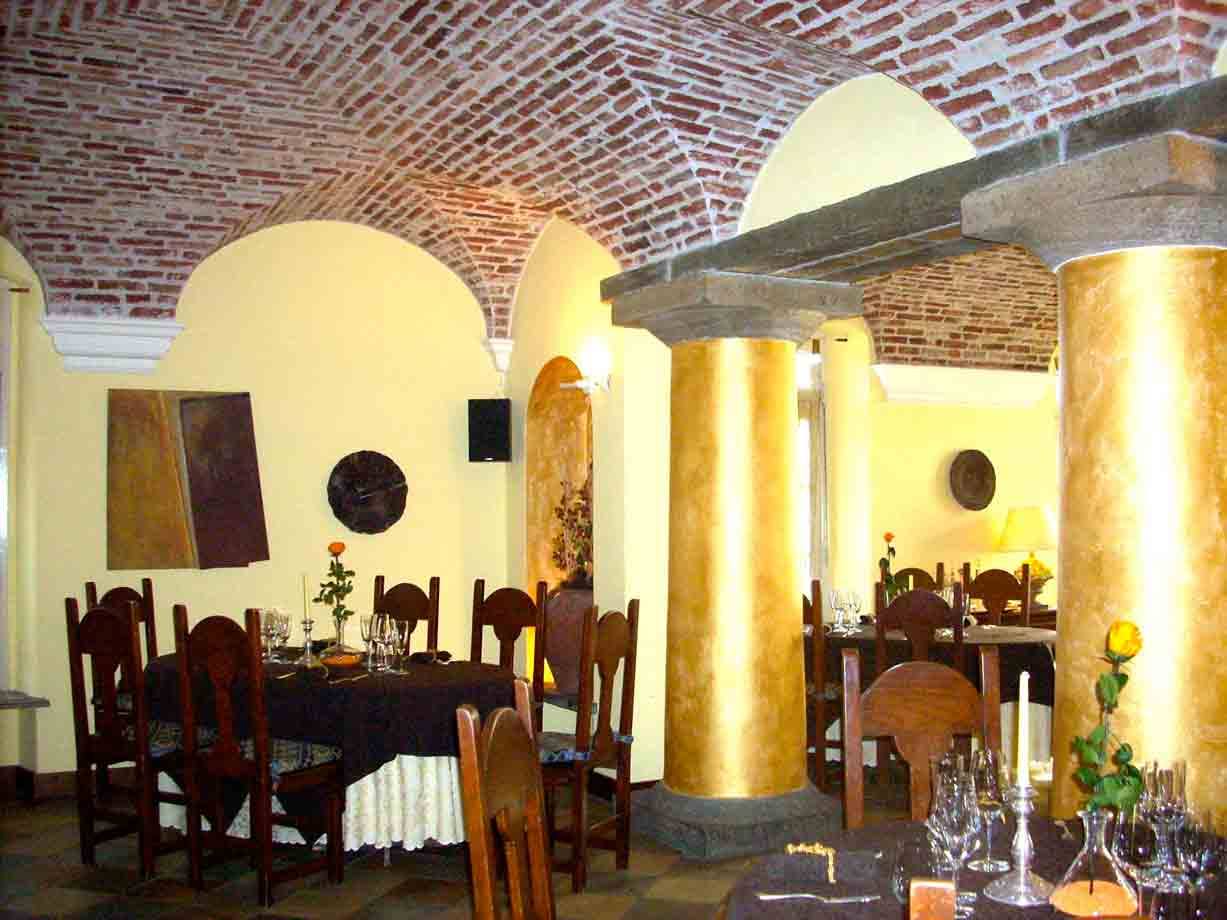 Nella sala del Ristorante La Casa del Priore