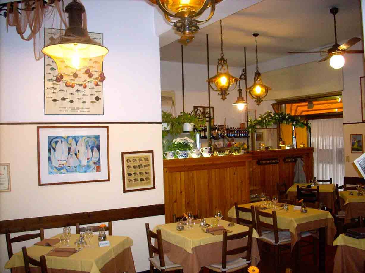 Nella sala del Ristorante La Lampara
