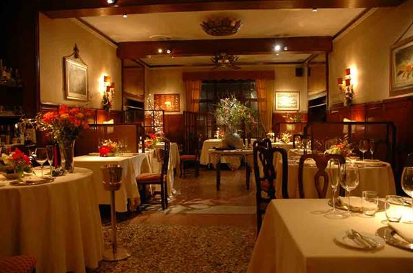 Nella sala del Ristorante Arche