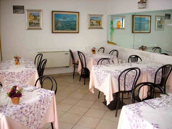 Nella sala del Ristorante Vela