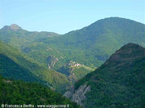 Le montagne che abbracciano Ne