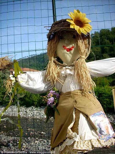 Regina di bellezza tra gli spaventapasseri!!!