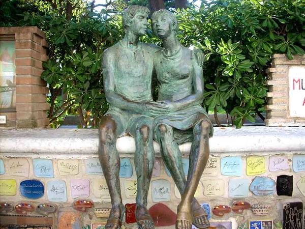 La scultura degli innamorati di Eros Pellini