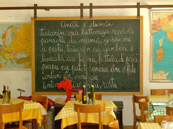Una scuola dove tutti vorrebbero andare: ecco la lavagna col menù presso l'Osteria dei Matetti
