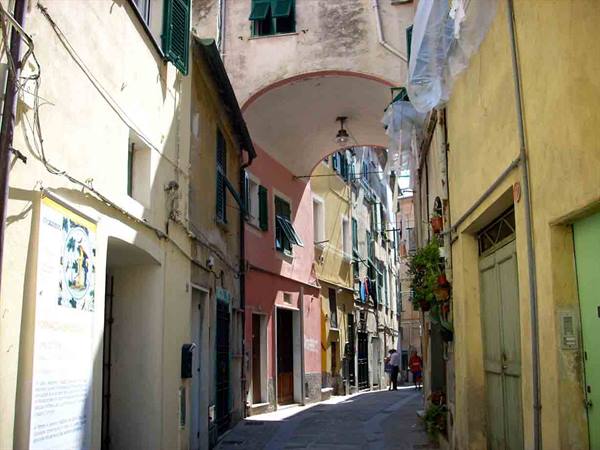 Nei caruggi di Albissola Marina