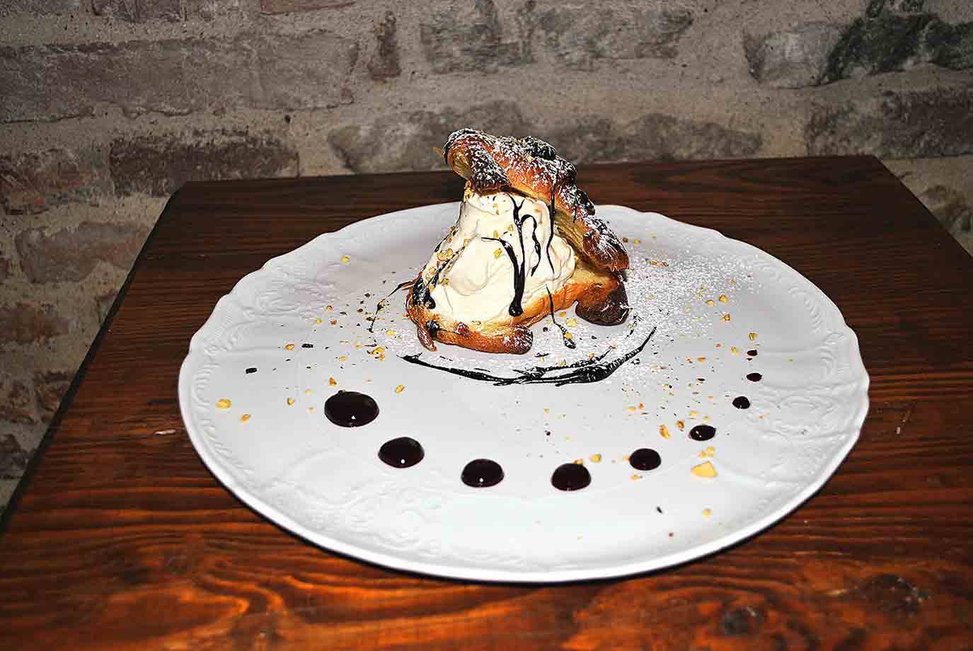 Uno sfizioso dolce dell'Enoristorante La Tana