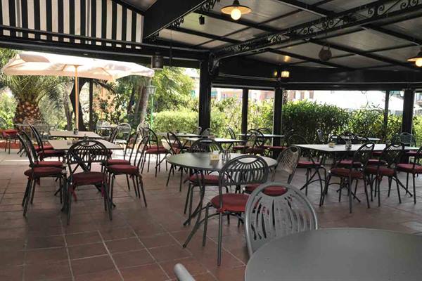 Nell'ampio dehor di Villa degli Incantesimi